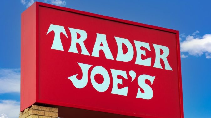 Letrero y logotipo de marca registrada de la tienda de comestibles Trader Joe's.