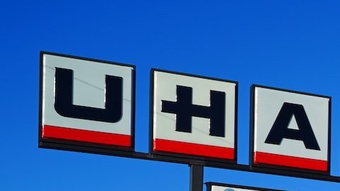 Vista de un garaje y una instalación de almacenamiento de una camioneta de mudanzas U-Haul en Portland, Maine, Estados Unidos.