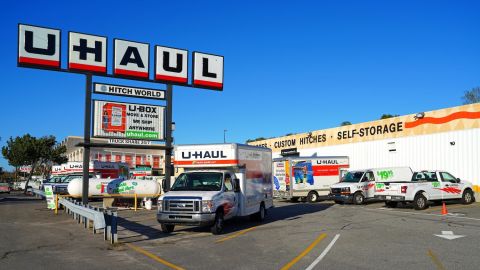 Vista de un garaje y una instalación de almacenamiento de una camioneta de mudanzas U-Haul en Portland, Maine, Estados Unidos.