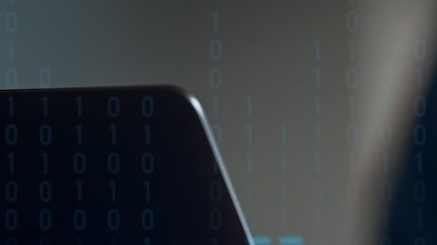 Hombre de negocios que utiliza una computadora y un ícono de blockchain en la mano para el concepto de tecnología Blockchain con una cadena de bloques encriptados para proteger criptomonedas y bitcoin para pagos en línea.