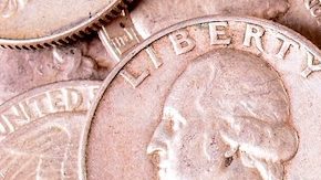 Monedas de 25 centavos de Washington de plata con un 90 % de pureza en diferentes etapas de desgaste de los Estados Unidos de América