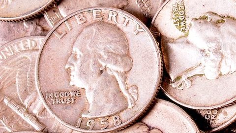 Monedas de 25 centavos de Washington de plata con un 90 % de pureza en diferentes etapas de desgaste de los Estados Unidos de América