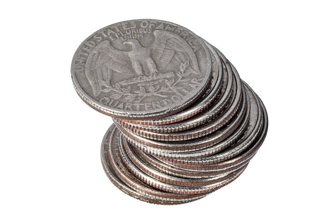 Pila de monedas de un cuarto de dólar sobre fondo blanco.