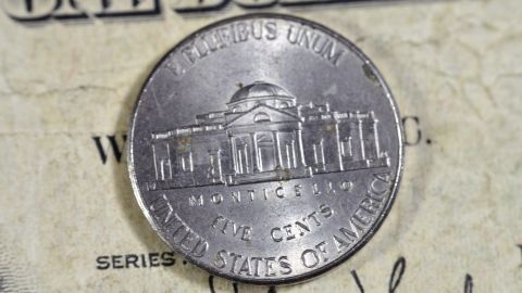 Monticello, la plantación principal de Thomas Jefferson, el padre fundador y tercer presidente de los EE. UU., en el reverso de la moneda estadounidense de 5 cinco centavos de 2016.