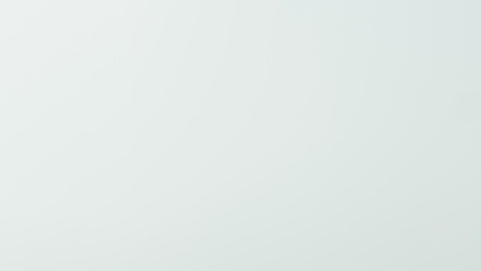 Concepto de IPC, índice de precios al consumidor. Bloque de madera con la palabra IPC y pila de monedas e icono de carrito de compras.