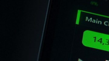 Pantalla de computadora con gráfico de velas del mercado de valores del índice compuesto Nasdaq.