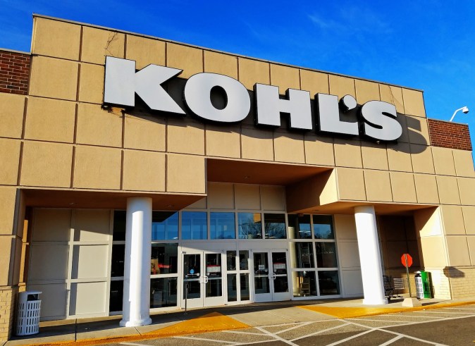 Entrada principal de la tienda departamental Kohl's, Saugus, Massachusetts.