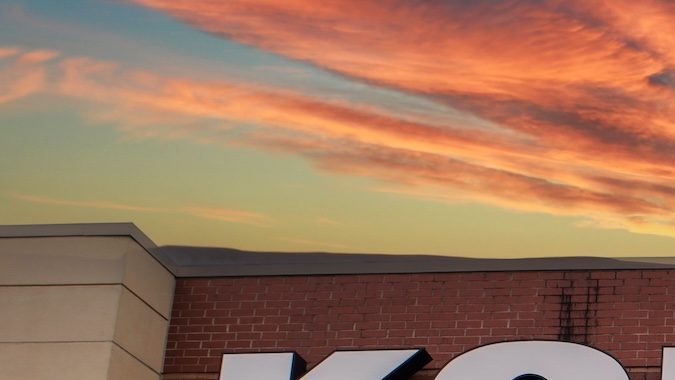 Letrero del edificio de la tienda de ropa departamental Kohl's.