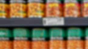 Mujer, comestibles y alimentos enlatados en supermercado para ahorrar dinero, comprar y productos para la nutrición.