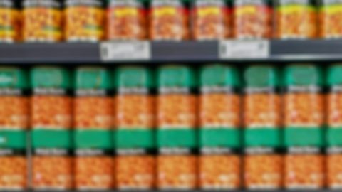 Mujer, comestibles y alimentos enlatados en supermercado para ahorrar dinero, comprar y productos para la nutrición.