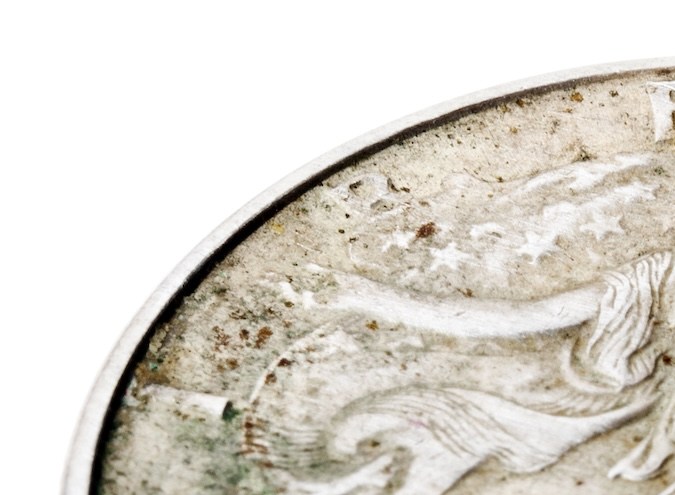 Vista en ángulo alto del reverso (lado de la cruz) de una moneda de medio dólar de plata acuñada en 1942.