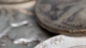 Primer plano de monedas de medio dólar de plata estadounidenses antiguas.