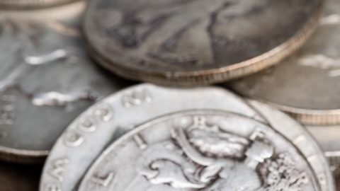 Primer plano de monedas de medio dólar de plata estadounidenses antiguas.