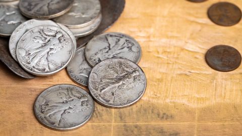 Primer plano de monedas de medio dólar de plata estadounidenses antiguas.