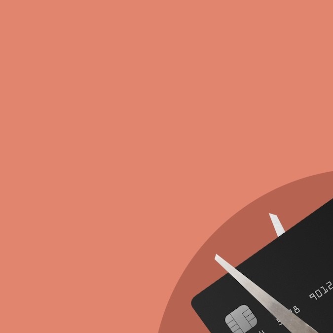 Tijeras, cortar tarjeta de credito, mano con tijeras, eliminar deuda, terminar de sumar compras, sin tarjetas de crédito.