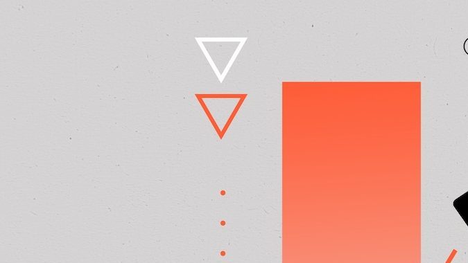 Collage de arte creativo compuesto de manos que sostienen un terminal de punto de venta con servicio NFC para pago con tarjeta de crédito sin efectivo aislado sobre fondo pintado.