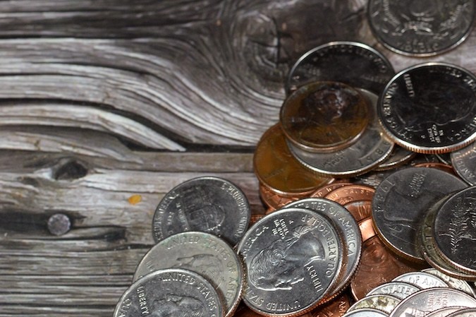 Pila de monedas estadounidenses de 1 centavo, 5, 10, 25 centavos, cuarto y un dólar.