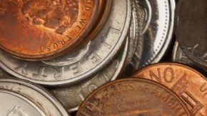 Fondo de monedas antiguas con centavos, monedas de cinco centavos, monedas de diez centavos y de veinticinco centavos.