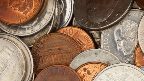Fondo de monedas antiguas con centavos, monedas de cinco centavos, monedas de diez centavos y de veinticinco centavos.