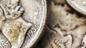 Una pila de monedas de diez centavos antiguas, monedas americanas.