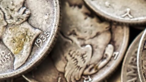 Una pila de monedas de diez centavos antiguas, monedas americanas.