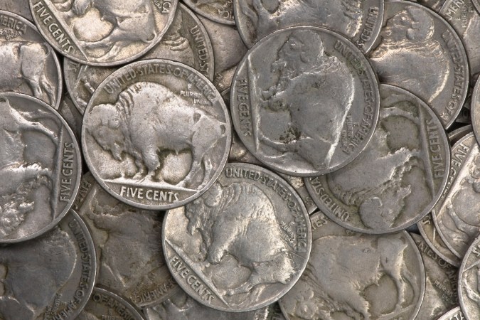 Primer plano de monedas de cinco centavos Buffalo Nickel antiguas de los Estados Unidos de la década de 1930. Esta imagen muestra los lados de la cruz o del reverso.