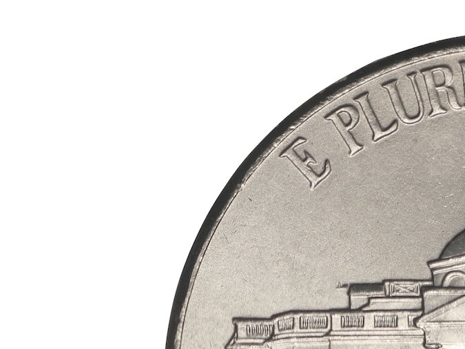 Moneda de 5 centavos de Estados Unidos, 2019, Jefferson Nickel sobre fondo blanco.