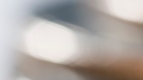 Una vista de cerca de varias monedas estadounidenses, incluida una de cinco centavos con la imagen de Jefferson, con monedas de un centavo y de diez centavos apiladas cerca.