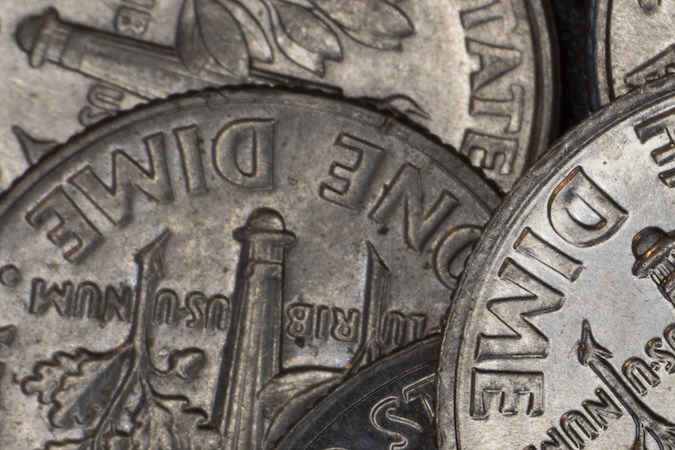 Fotografía de un grupo de monedas de diez centavos estadounidenses.