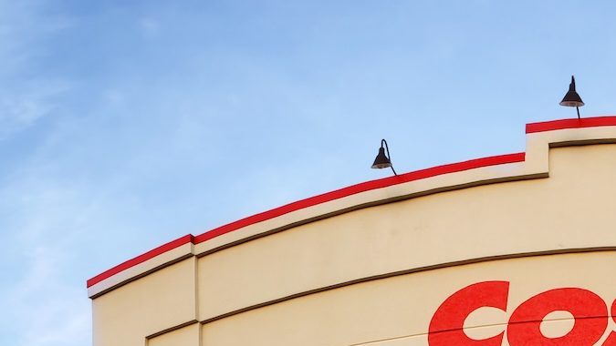 ista panorámica de la tienda Costco Wholesale al atardecer.