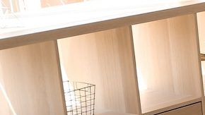 Mujer joven acostada en el suelo cerca del purificador de aire en una hermosa sala de estar.