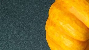 Pollo o pavo entero asado con verduras de otoño para la cena de Acción de Gracias en la mesa. Concepto del Día de Acción de Gracias. Celebrando el Día de Acción de Gracias. Vista superior.