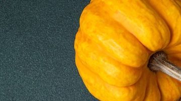 Pollo o pavo entero asado con verduras de otoño para la cena de Acción de Gracias en la mesa. Concepto del Día de Acción de Gracias. Celebrando el Día de Acción de Gracias. Vista superior.