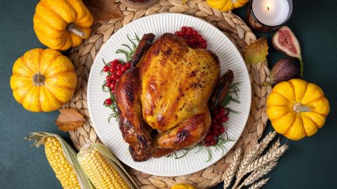 Pollo o pavo entero asado con verduras de otoño para la cena de Acción de Gracias en la mesa. Concepto del Día de Acción de Gracias. Celebrando el Día de Acción de Gracias. Vista superior.