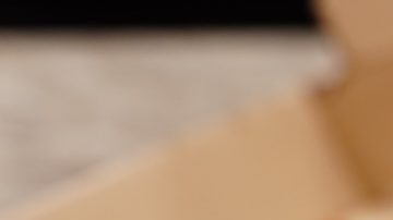 Pizza de masa fina de Pizza Hut cocida en una caja de entrega.