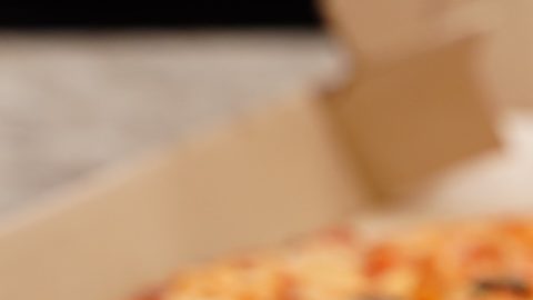 Pizza de masa fina de Pizza Hut cocida en una caja de entrega.