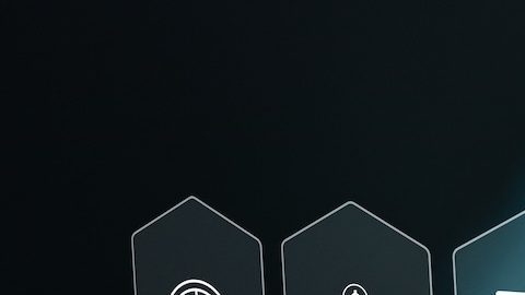 Persona que usa una computadora portátil con un icono de préstamo.