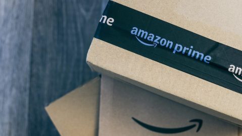 Cajas con el logo de Amazon en el suelo.