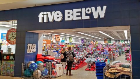 Tienda de descuento Five Below, centro comercial, Danvers, Massachusetts, EE.UU.