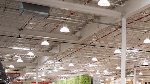 Un día ajetreado en Costco, donde mucha gente compra sus productos.
