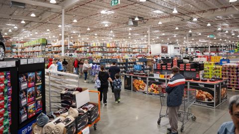 Un día ajetreado en Costco, donde mucha gente compra sus productos.