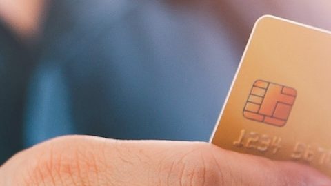 Primer plano Manos masculinas sosteniendo una tarjeta de crédito y un teléfono inteligente, hombre pagando en línea, compras con tarjeta de crédito.