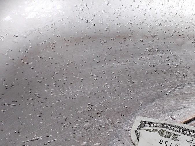 El dinero se tira por el desagüe. Este concepto fotográfico ilustra la situación financiera de una empresa que está fracasando o en quiebra, de modo que solo desperdicia dinero sin resultados.