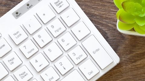 INGRESOS BRUTOS en cuaderno de madera sobre fondo claro.