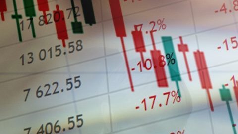 Quiebra de personas y empresas. Gráfico de caída bajo lupa. Dinero y calculadora.