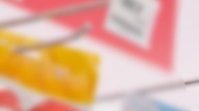 Una madre examina cuidadosamente un zapato de bebé moderno y toma decisiones en una tienda de bebés.