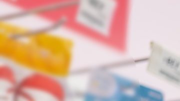 Una madre examina cuidadosamente un zapato de bebé moderno y toma decisiones en una tienda de bebés.