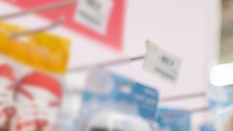 Una madre examina cuidadosamente un zapato de bebé moderno y toma decisiones en una tienda de bebés.