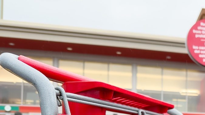 Carrito de compras de la tienda Target frente al edificio en un día lluvioso.