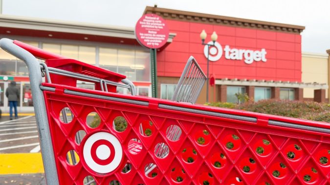 Carrito de compras de la tienda Target frente al edificio en un día lluvioso.
